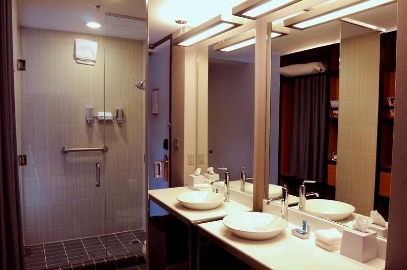 Aloft Montreal Airport Hotel