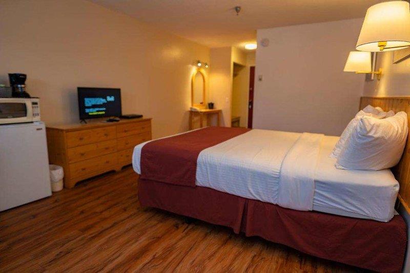 Canadas Best Value Inn River View Hotel