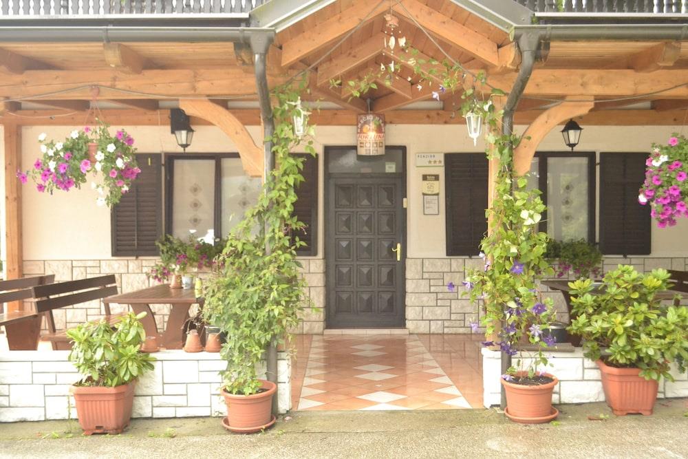 Guest House Kmecki Hram