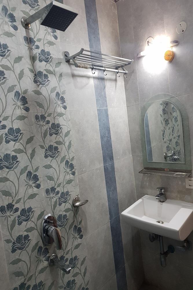 Oyo 23649 Hotel Anand