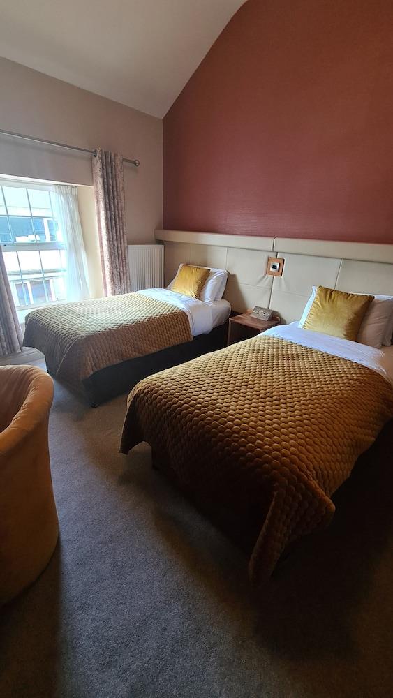 The Farnham Arms Hotel