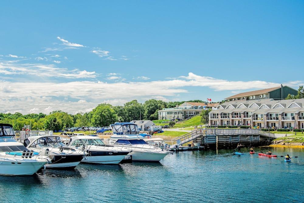 Oak Island Resort & Conference Centre
