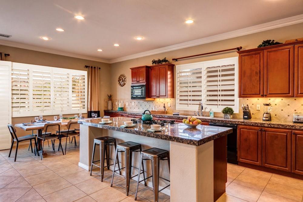 Palm Grove By Avantstay   15Mins From Coachella - Desert Villa - Sleeps 14