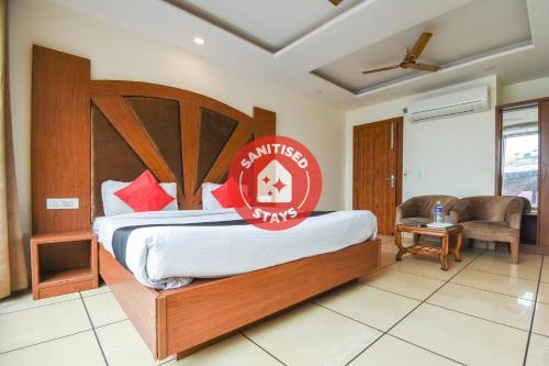 Capital O 69427 Hotel Golden Palm