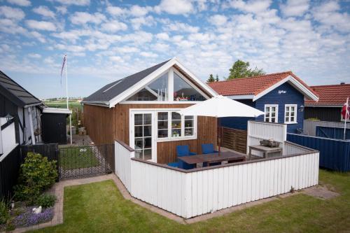 Lis. & Joh. 20 Holiday House