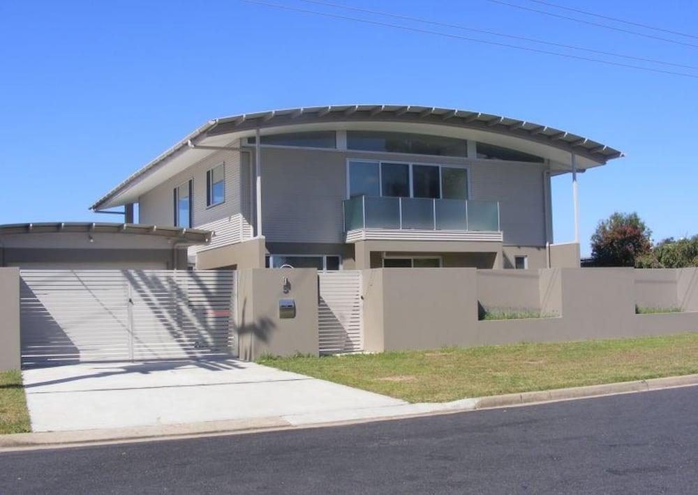 Dew On Lakeview Street