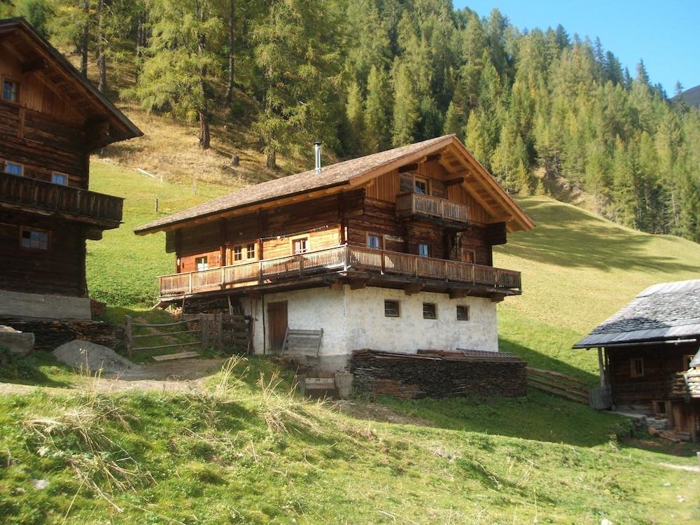 Ferienwohnungen Am Berg - Giatla Haus