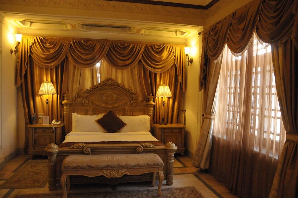 Resort By The Ana Sagar Lake