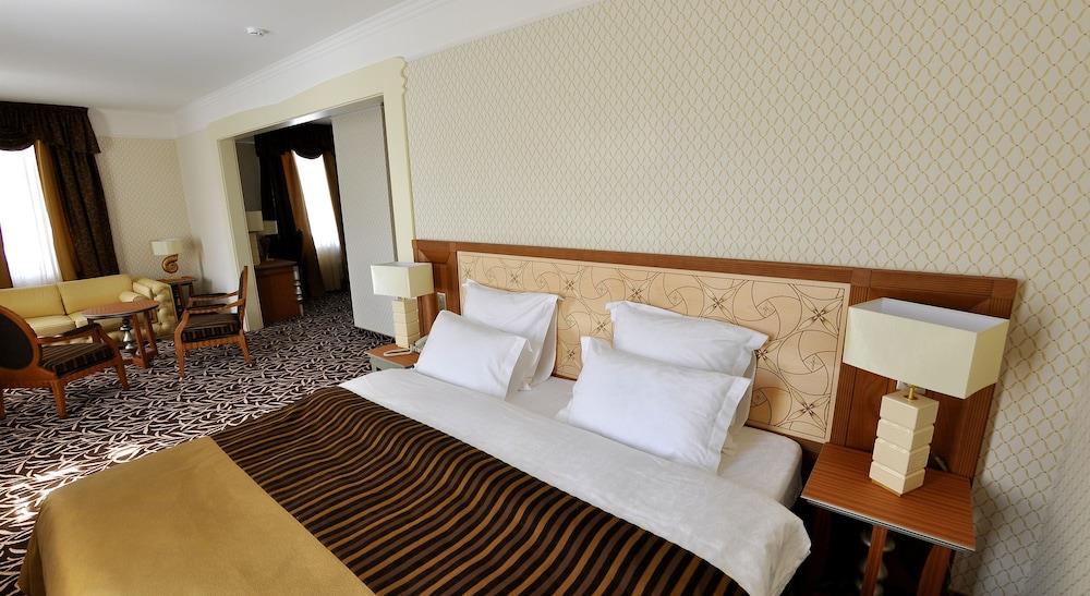 Dvor Podznoeva Glavniy Korpus