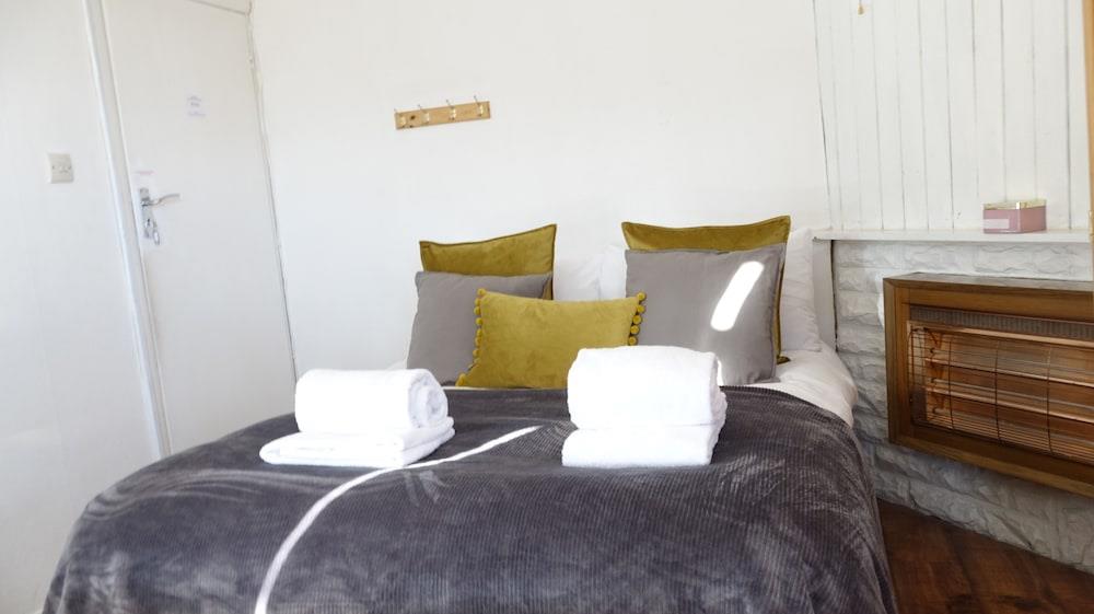 London Heathrow Airport Rooms B.R By C&P