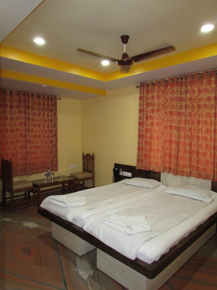 Meera Motels & Residency