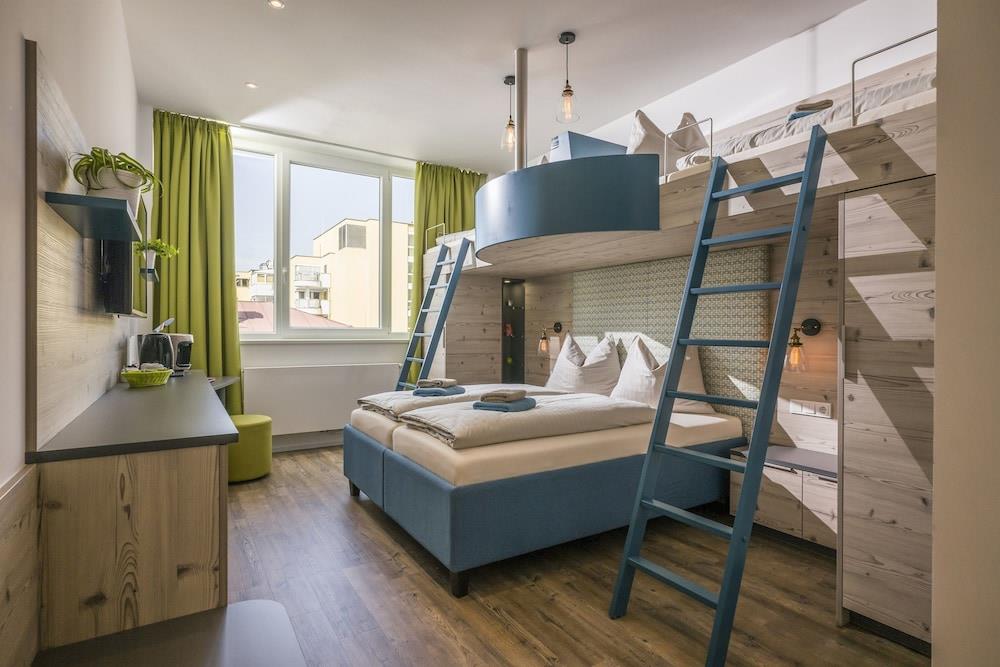 Boardinghouse Backstage