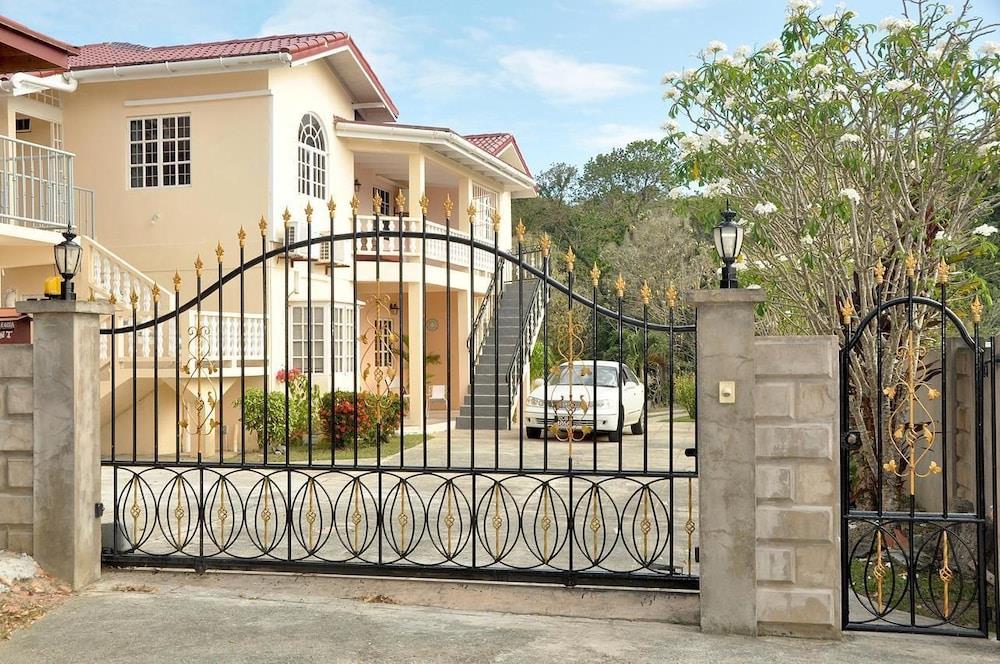 Len & Leona Holiday Hideout