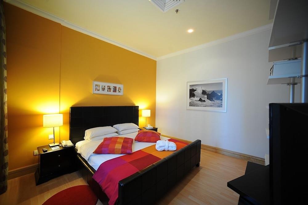 Corniche Hotel & Suites