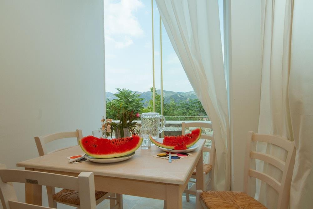 Thyone Uno Bal Cottage