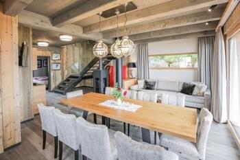 Oyo 87714 Thangal Hotel