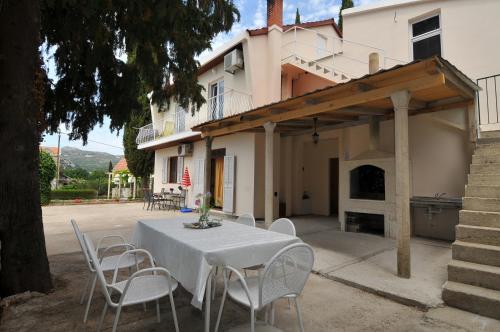 Apple Villas & Apartments