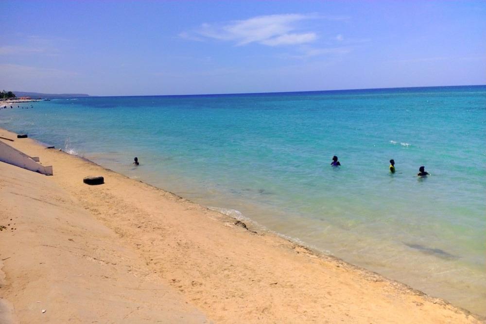 2 Bed Apt With Balcony At Runaway Bay