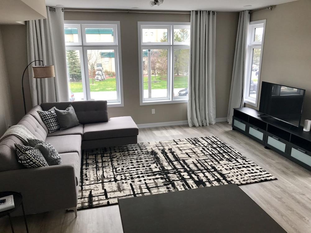 Chic Town House At Lake Ontario