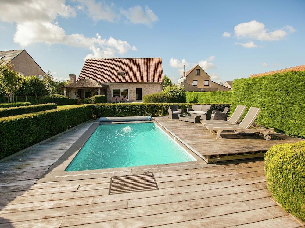 Beautiful Villa With Heated Swimming Pool With Jet Stream, In The Village Of Aartrijke