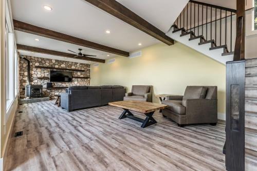 The Lodge On Harrison Lake