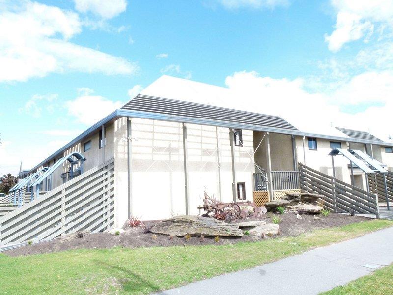 Centennial Court Motor Inn