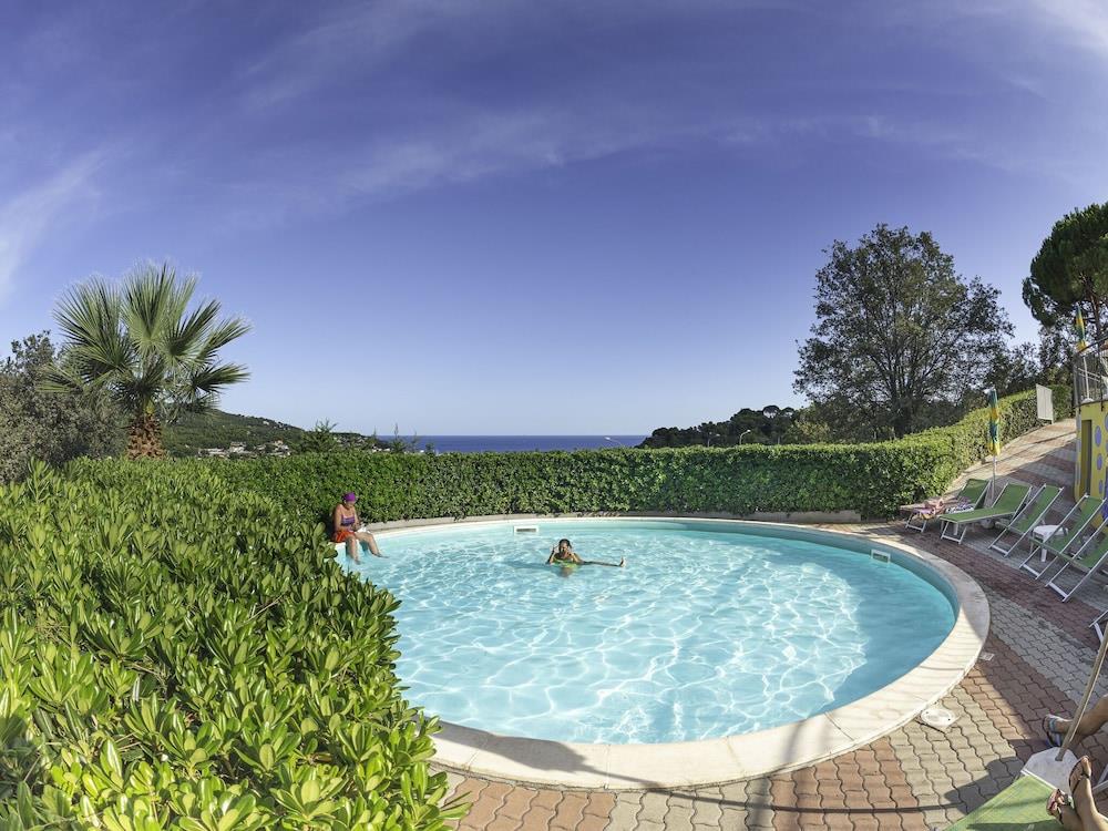 Cozy Bungalow With Covered Terrace Only 2 Km. From The Sea