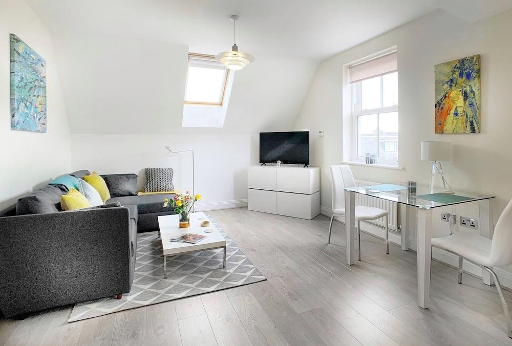 Greenwich Court - Modern Windsor 1 Bed Flat, With Gated Allocated Parking.