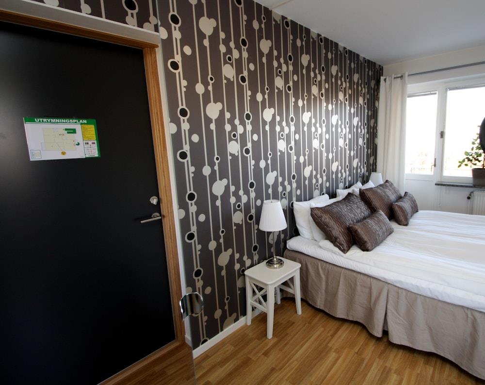 Riverside Hotel & Apartments