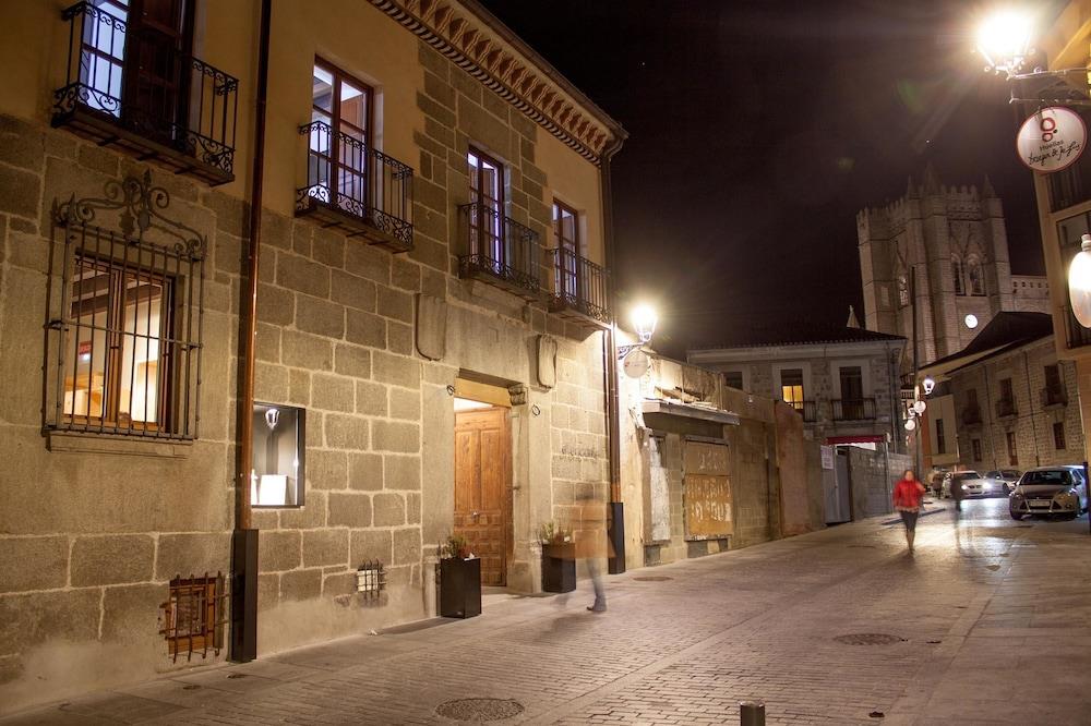 El Encanto Hotel & Cafeteria