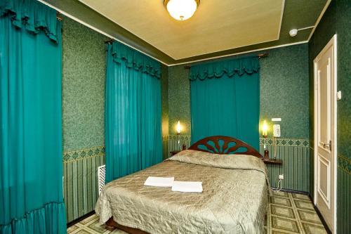 Mini Hotel Black and White