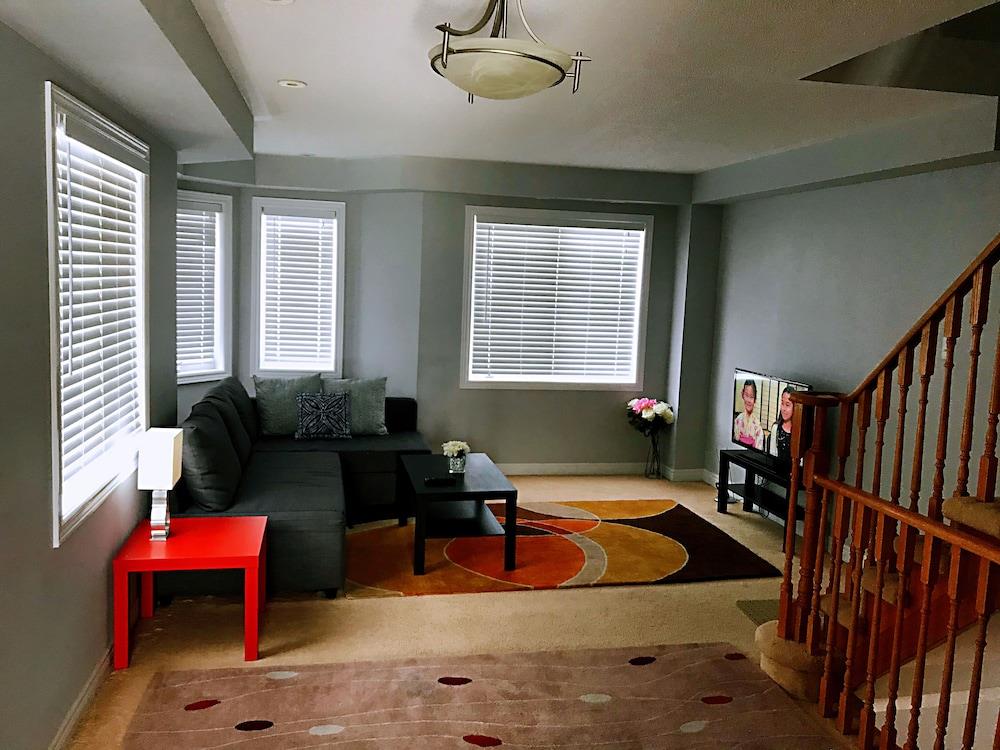 Entire Townhouse In Markham