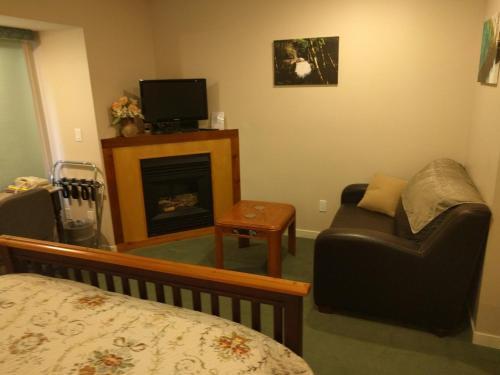 Cedar Wood Lodge Bed & Breakfast Inn