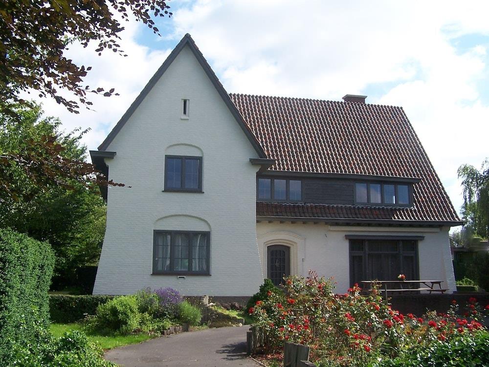 Spacious Mansion With Sauna In Poperinge