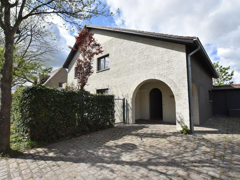 Charming Villa With Indoor Swimming Pool, Near The Beach And Town Centre