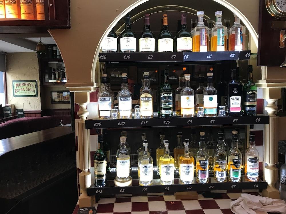 Mccauls Bar & Guesthouse