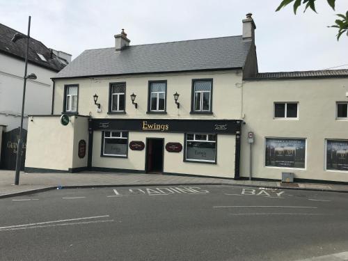 Ewings Bar & Accommodation