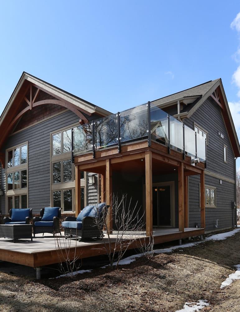 Lakefront Cottage With Stunning Lakeview