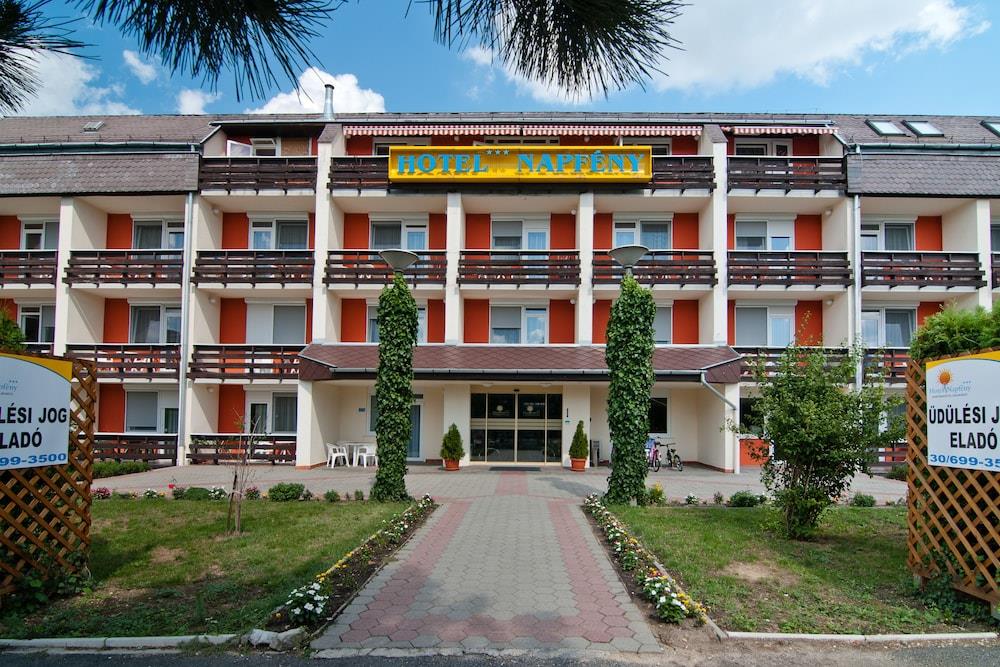 Napfeny Hotel