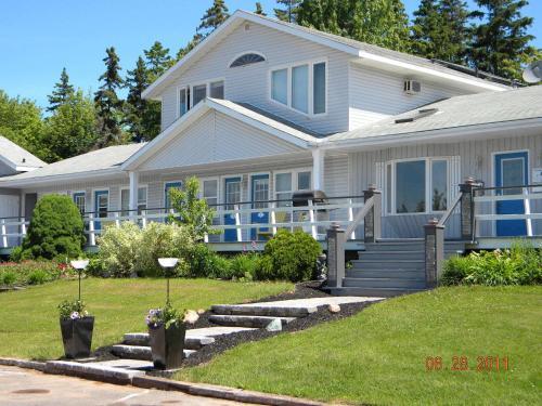 Brackley Country Inn & Suites