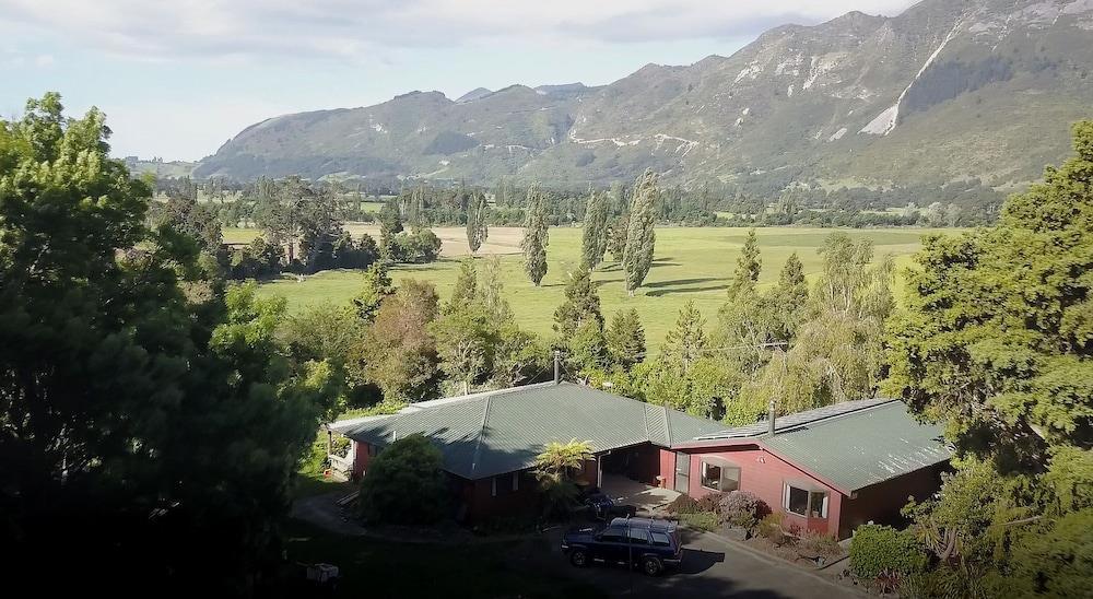 Golden Caves Bed & Breakfast