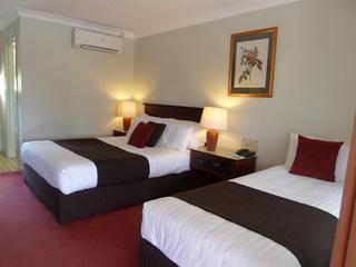 Mcnevin's Warwick Motel