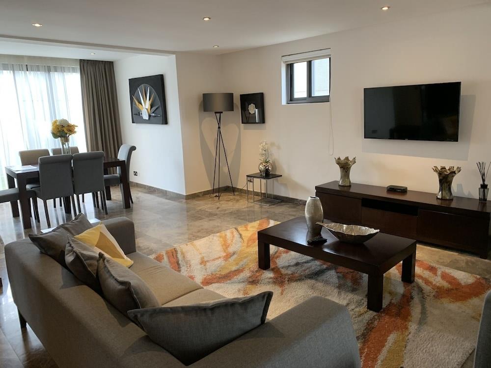 Euneva Court Townhouses - Bentley Place