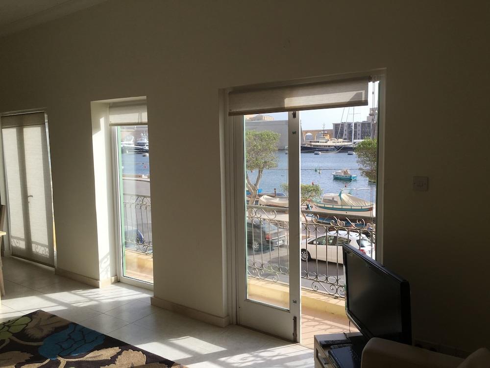Senglea Seafront Apartment