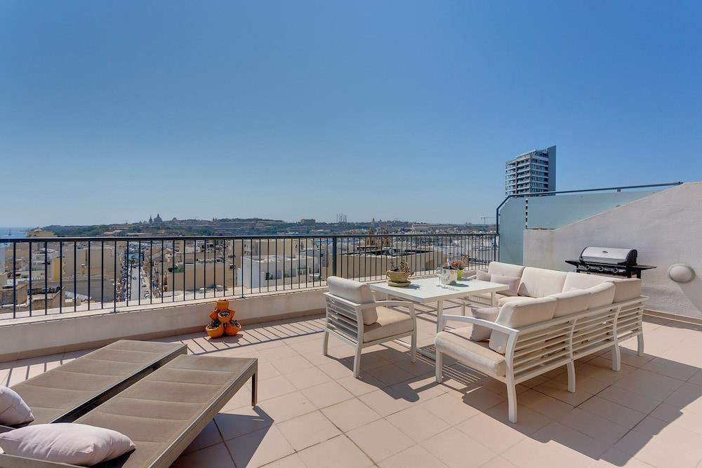 Superlative Penthouse With Spacious Terrace